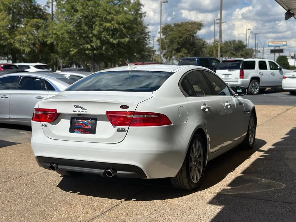 2019 Jaguar XE - Image 8 of 20