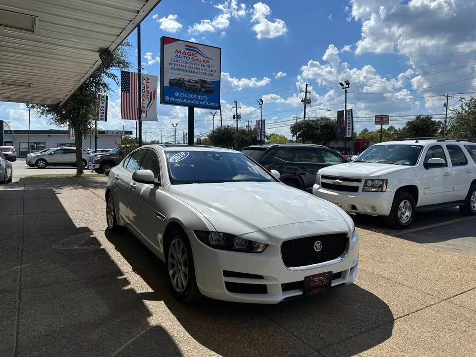 2019 Jaguar XE - Image 2 of 20