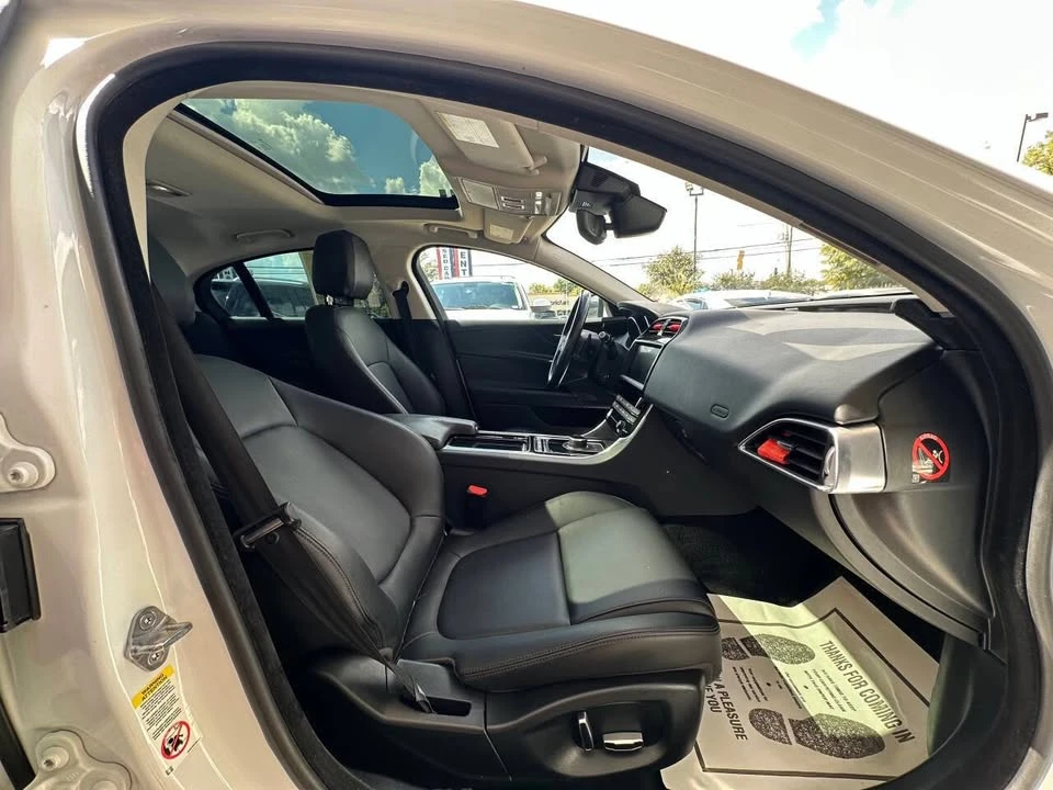 2019 Jaguar XE - Image 11 of 20