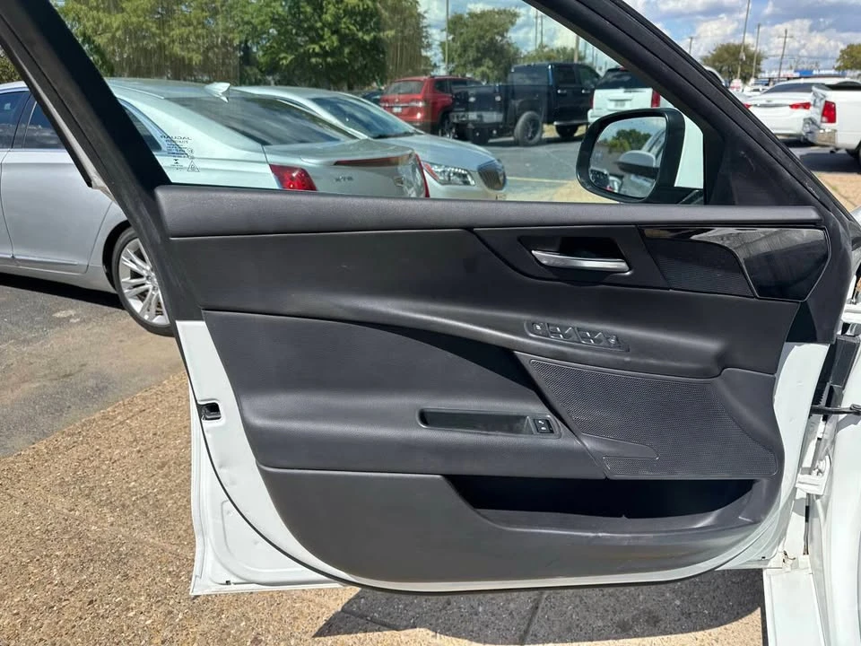 2019 Jaguar XE - Image 17 of 20