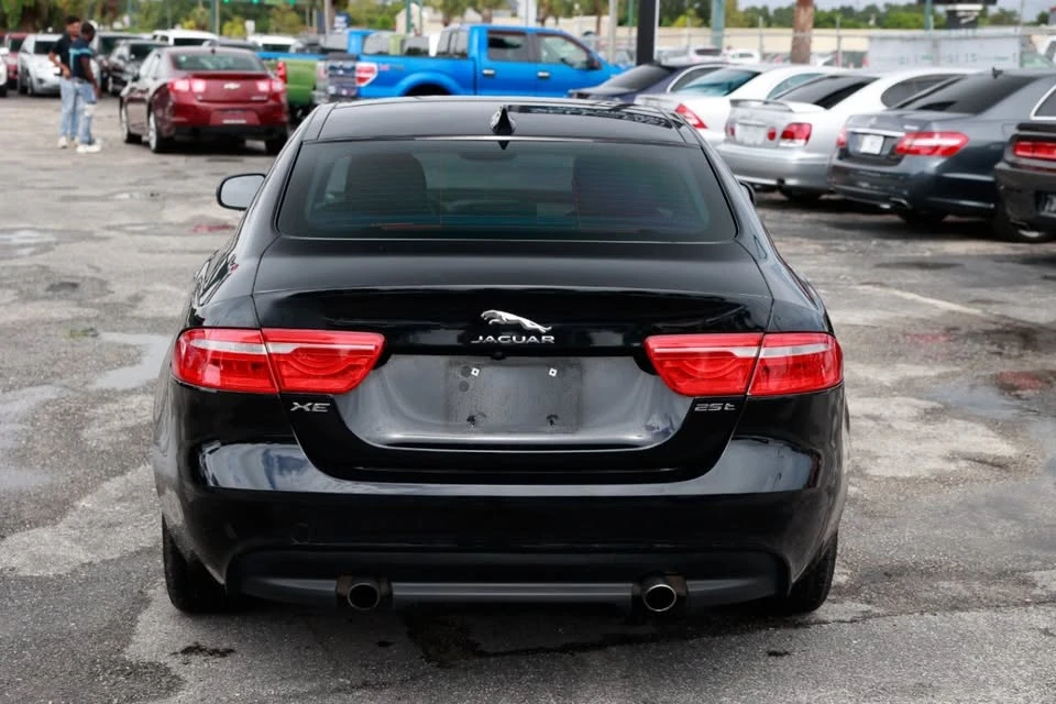 2019 Jaguar XE - Image 9 of 20
