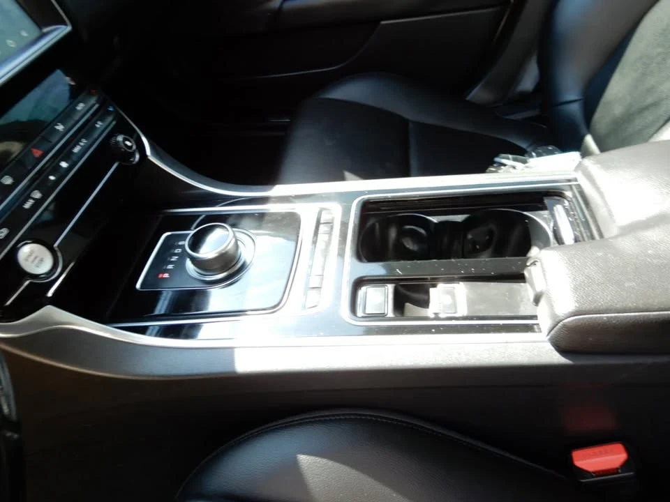 2019 Jaguar XE - Image 12 of 19