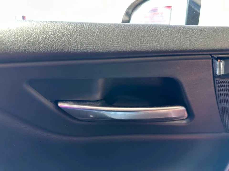 2019 Jaguar XE - Image 18 of 20