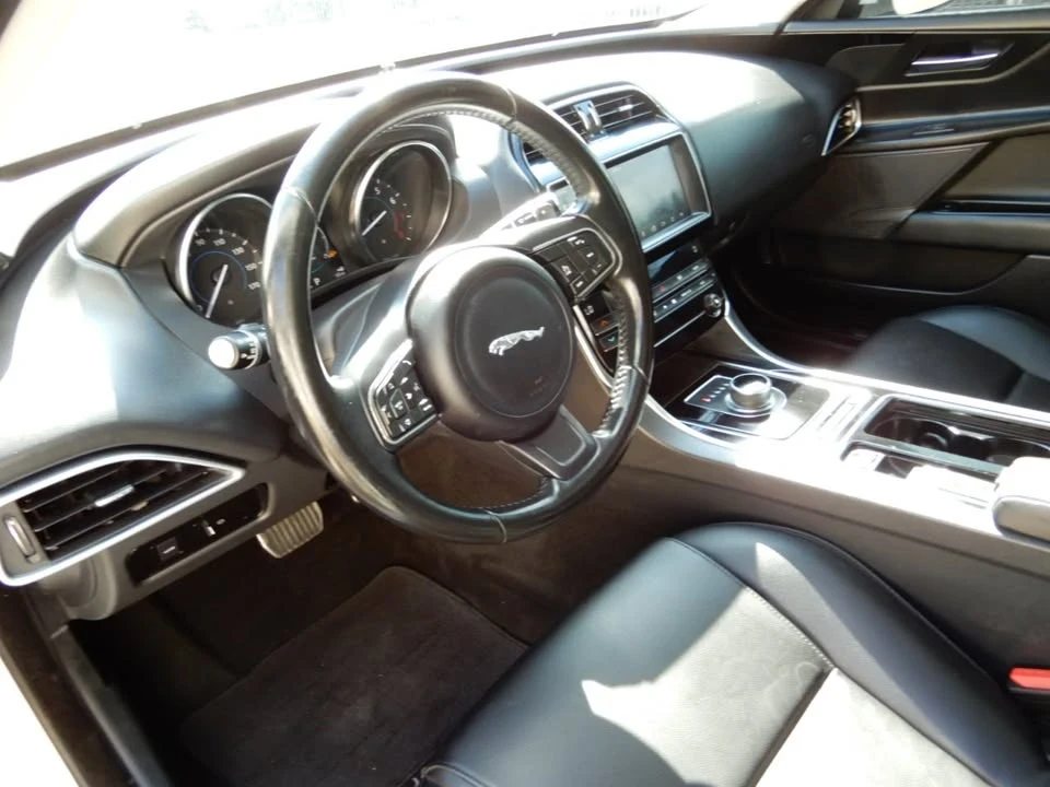 2019 Jaguar XE - Image 9 of 19