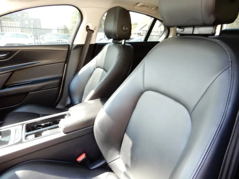 2019 Jaguar XE - Image 11 of 19