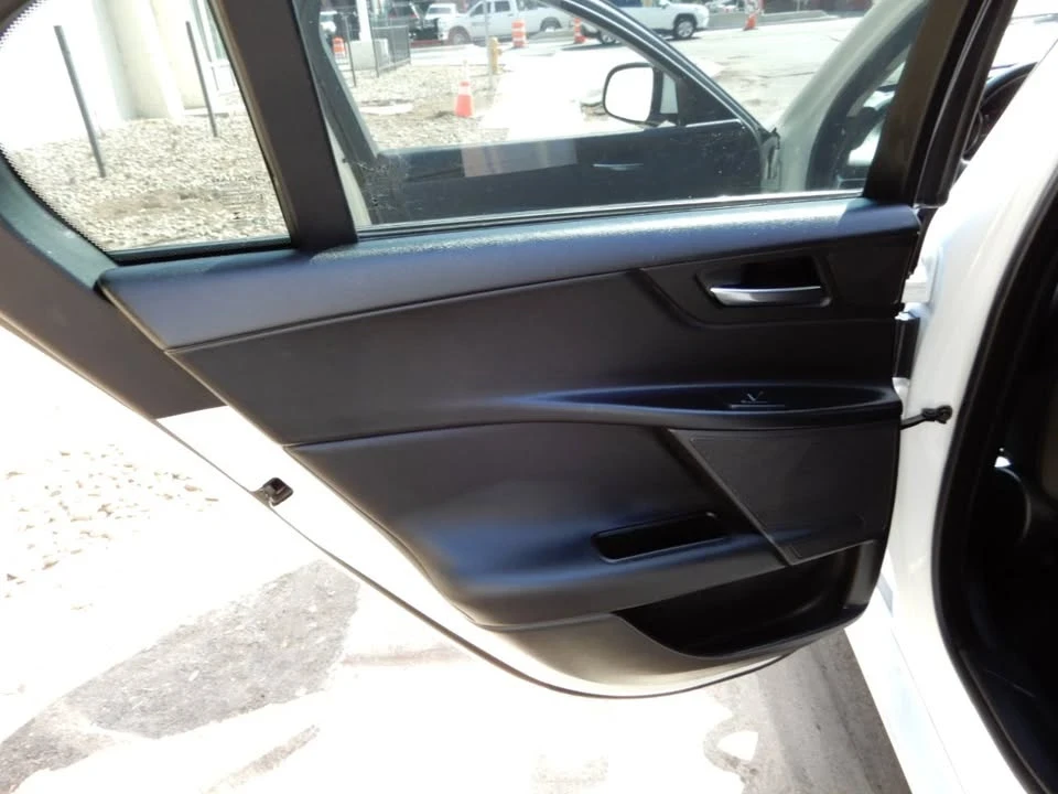 2019 Jaguar XE - Image 18 of 19
