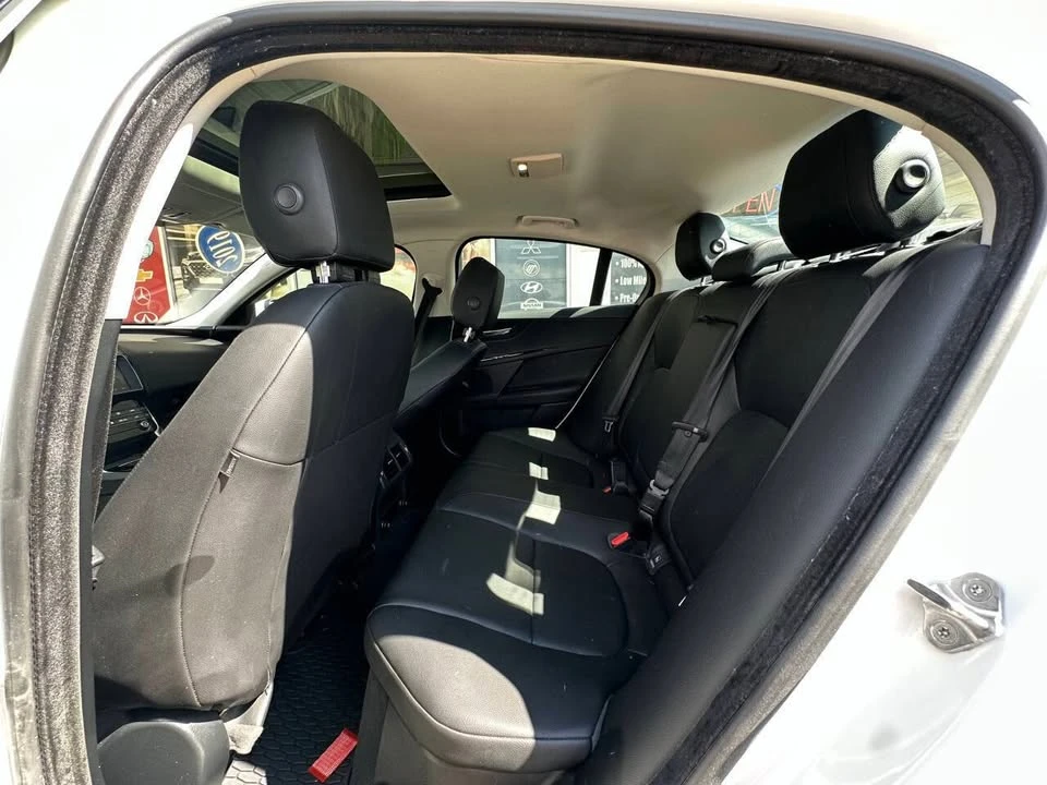2019 Jaguar XE - Image 13 of 20