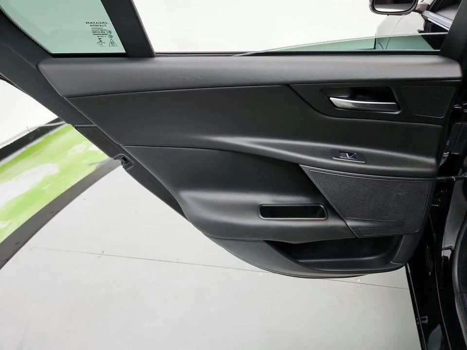 2019 Jaguar XE - Image 17 of 20