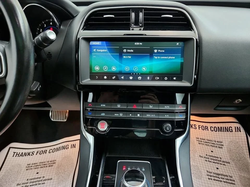 2019 Jaguar XE - Image 15 of 20