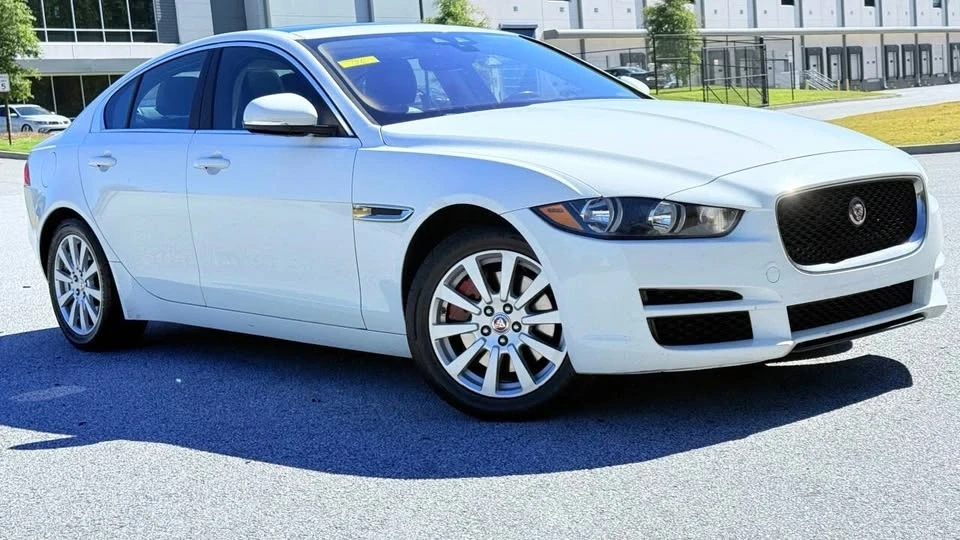 2019 Jaguar XE - Image 7 of 18