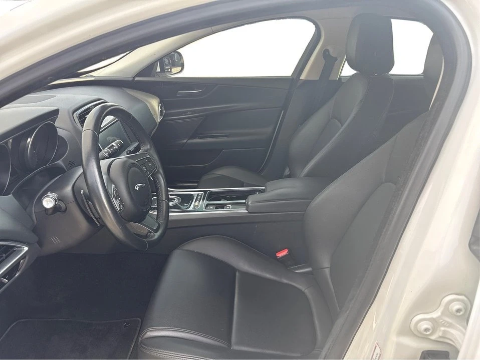 2019 Jaguar XE - Image 9 of 19