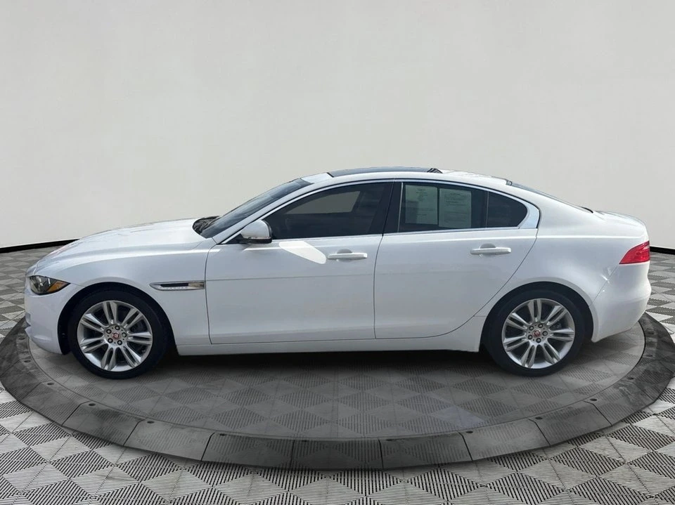 2019 Jaguar XE - Image 8 of 19