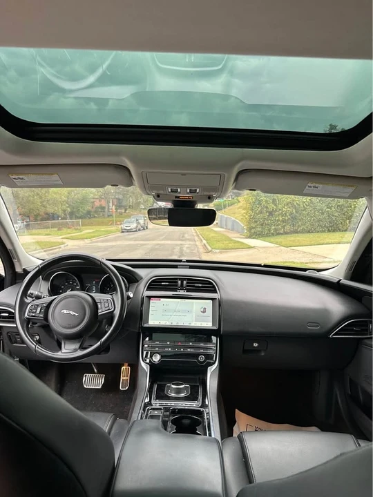 2019 Jaguar XE - Image 5 of 6