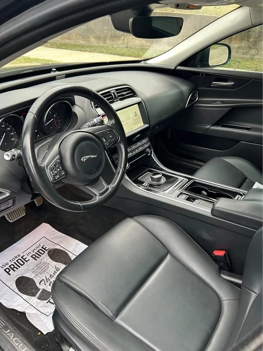 2019 Jaguar XE - Image 4 of 6