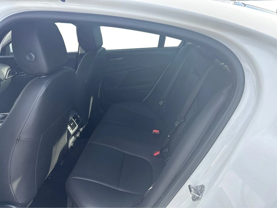 2019 Jaguar XE - Image 10 of 19