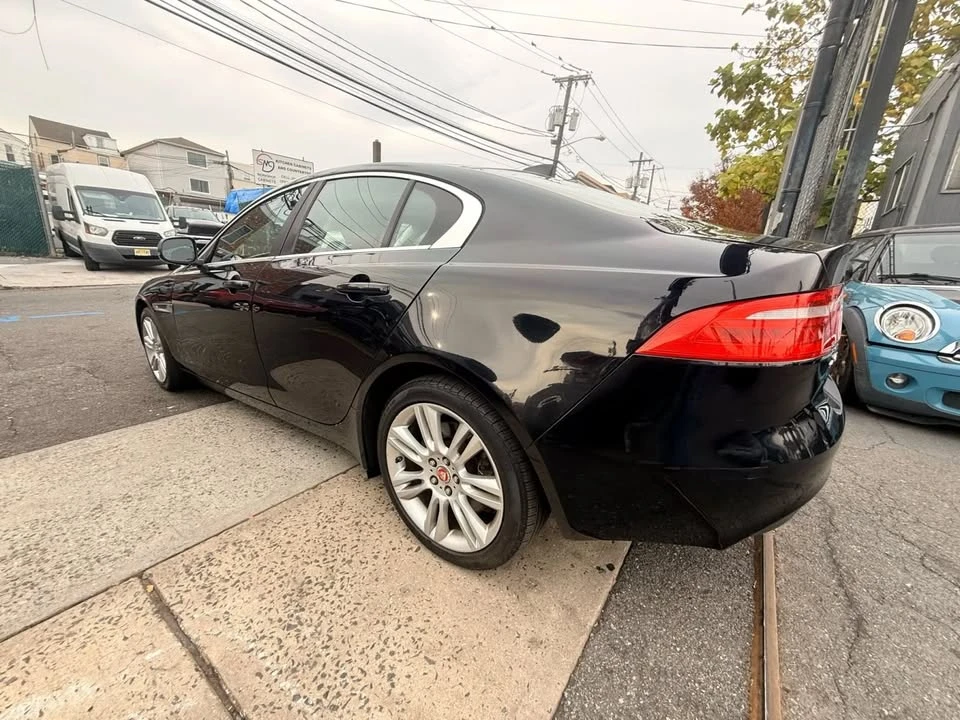2019 Jaguar XE - Image 11 of 20