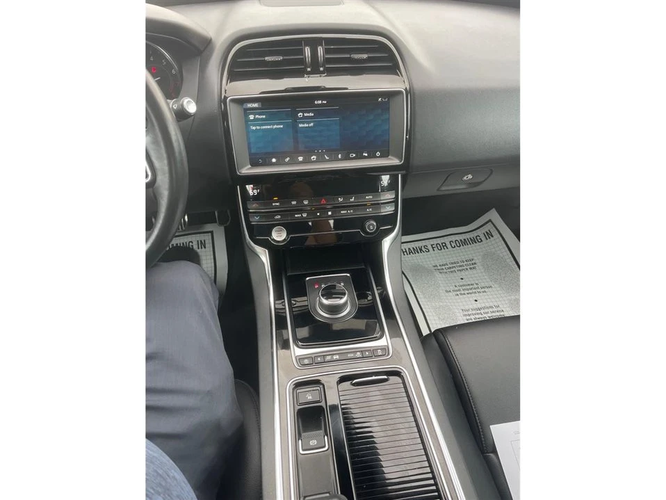 2019 Jaguar XE - Image 9 of 17