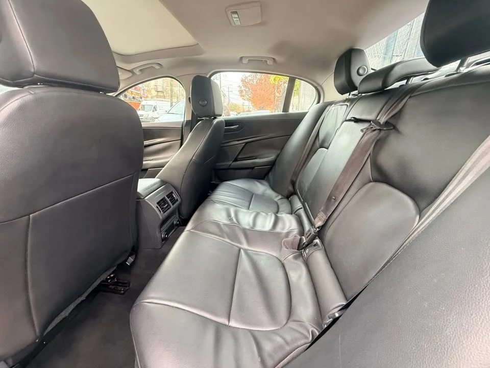 2019 Jaguar XE - Image 18 of 20