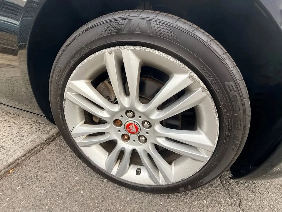 2019 Jaguar XE - Image 4 of 20