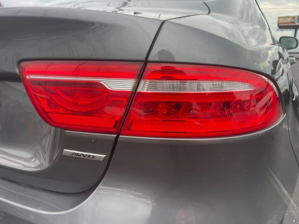 2019 Jaguar XE - Image 8 of 17