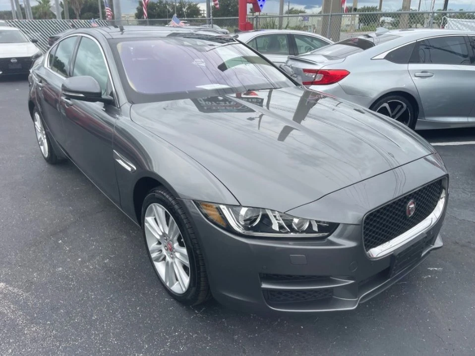 2019 Jaguar XE - Image 16 of 17