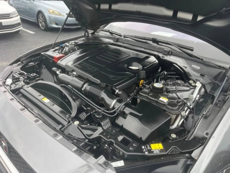 2019 Jaguar XE - Image 3 of 17