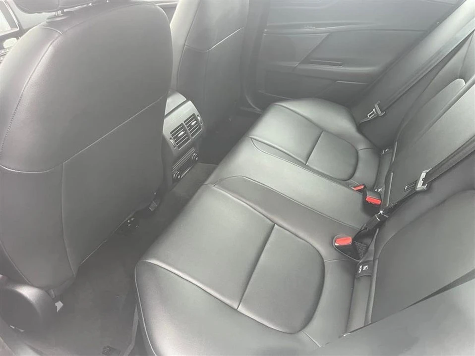 2019 Jaguar XE - Image 10 of 17
