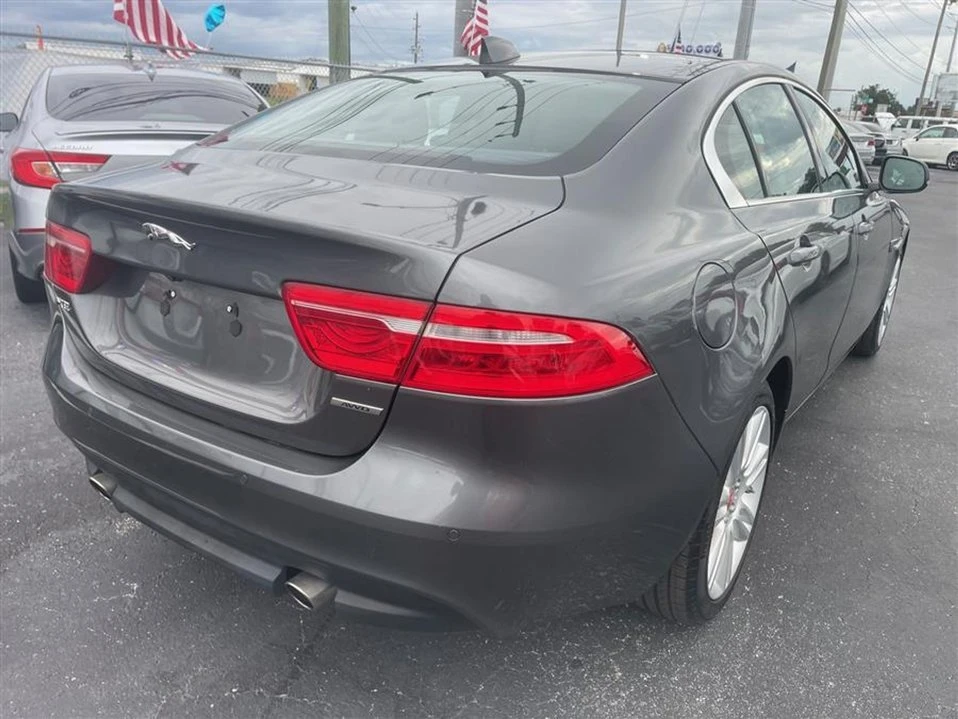 2019 Jaguar XE - Image 11 of 17