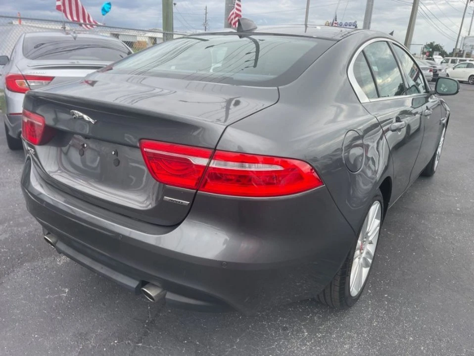 2019 Jaguar XE - Image 2 of 17