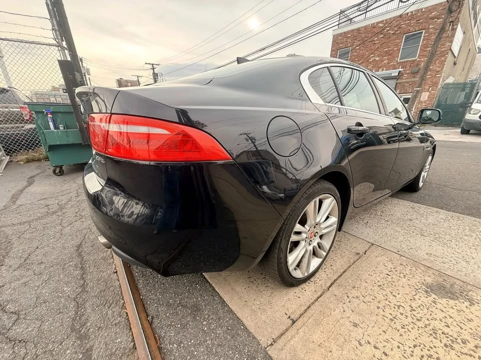 2019 Jaguar XE - Image 8 of 20