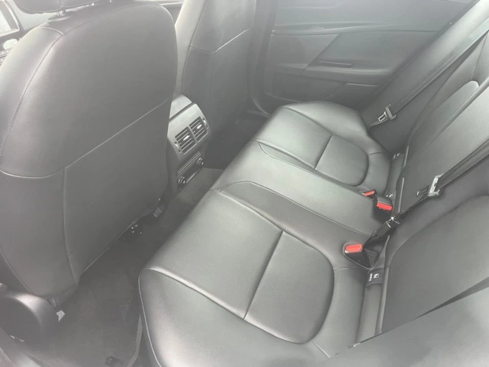 2019 Jaguar XE - Image 7 of 17