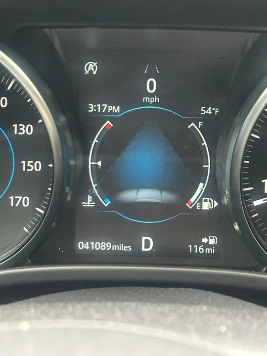2019 Jaguar XE - Image 5 of 8