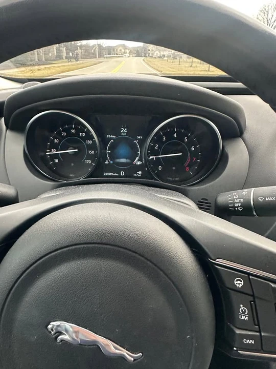 2019 Jaguar XE - Image 4 of 8
