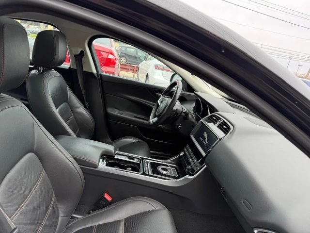 2019 Jaguar XE - Image 9 of 19