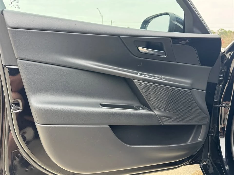 2019 Jaguar XE - Image 13 of 13