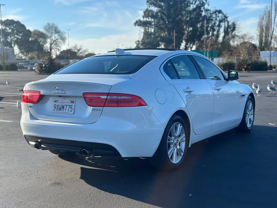 2019 Jaguar XE - Image 4 of 10