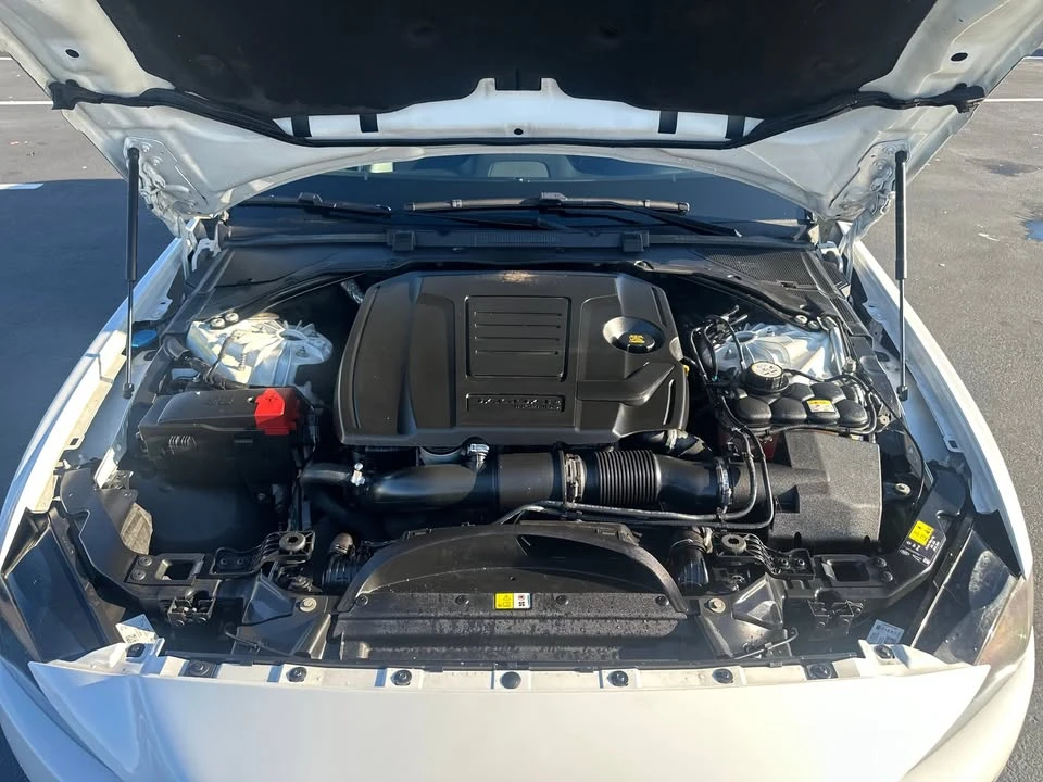 2019 Jaguar XE - Image 5 of 10