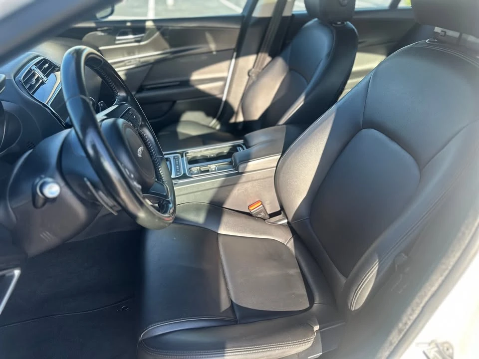 2019 Jaguar XE - Image 7 of 10