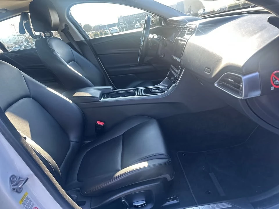 2019 Jaguar XE - Image 9 of 10