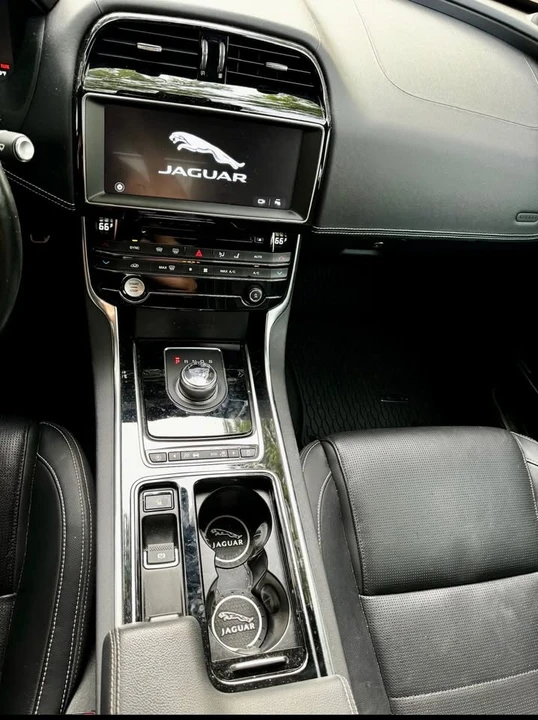 2019 Jaguar XE - Image 5 of 12