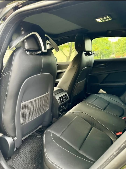 2019 Jaguar XE - Image 4 of 12