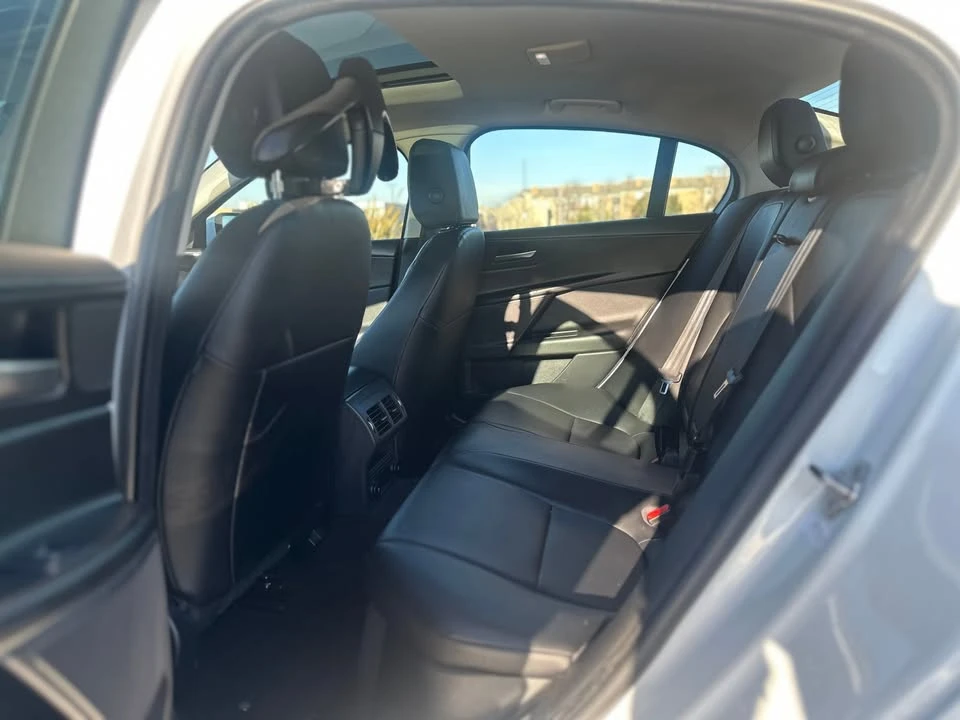 2019 Jaguar XE - Image 10 of 10