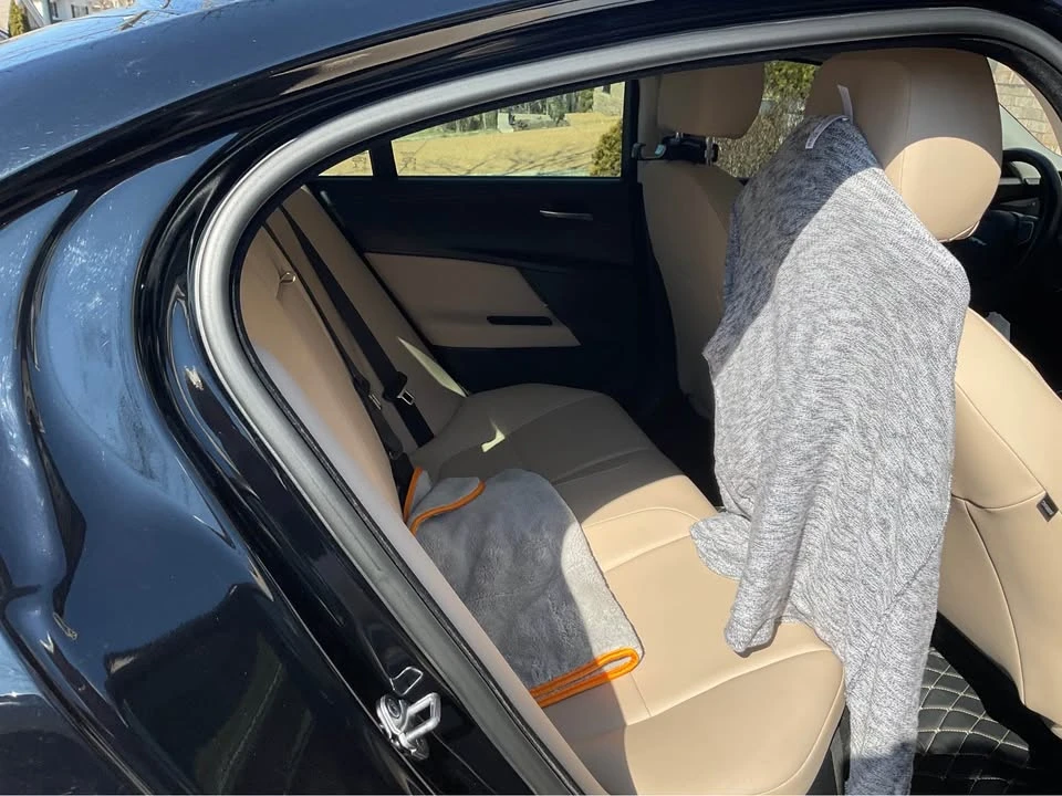 2019 Jaguar XE - Image 5 of 9