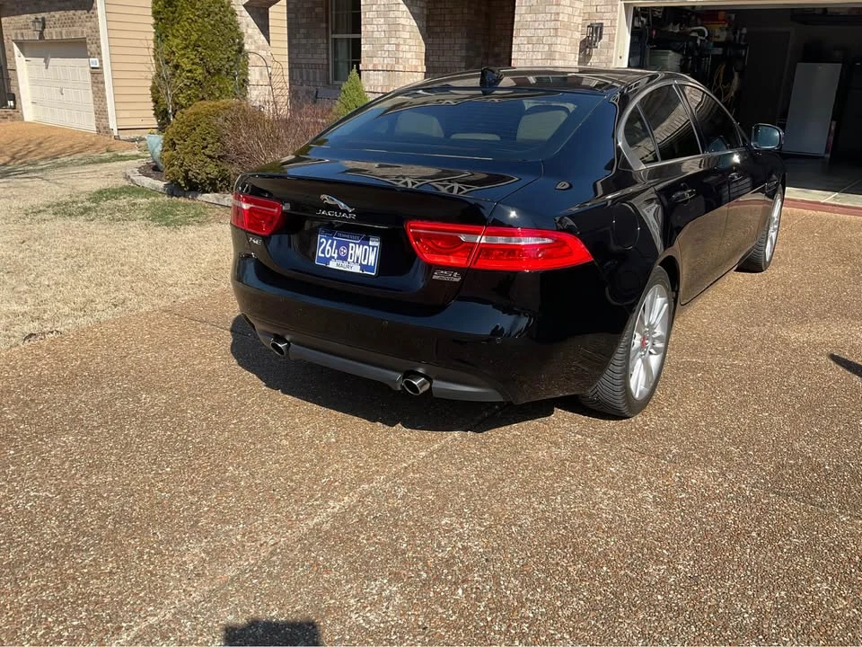 2019 Jaguar XE - Image 4 of 9