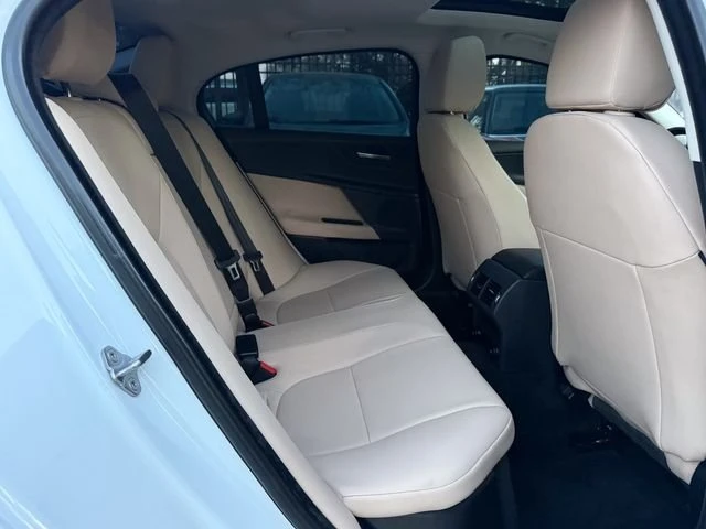 2019 Jaguar XE - Image 17 of 20