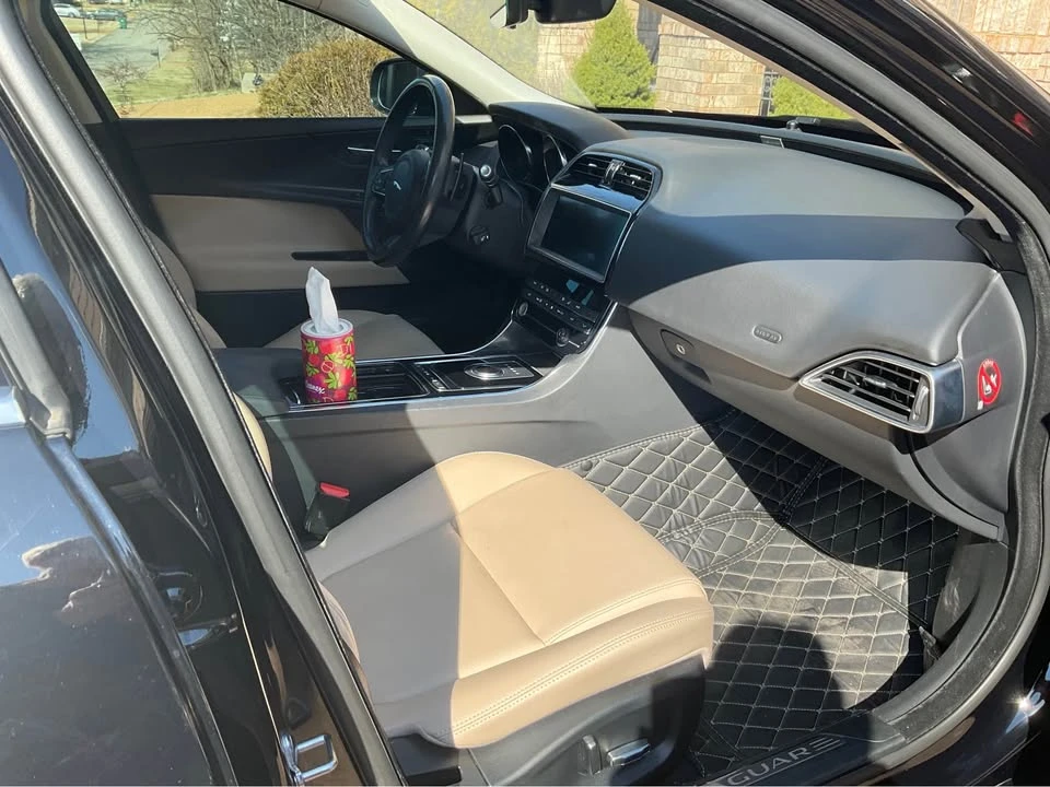 2019 Jaguar XE - Image 6 of 9