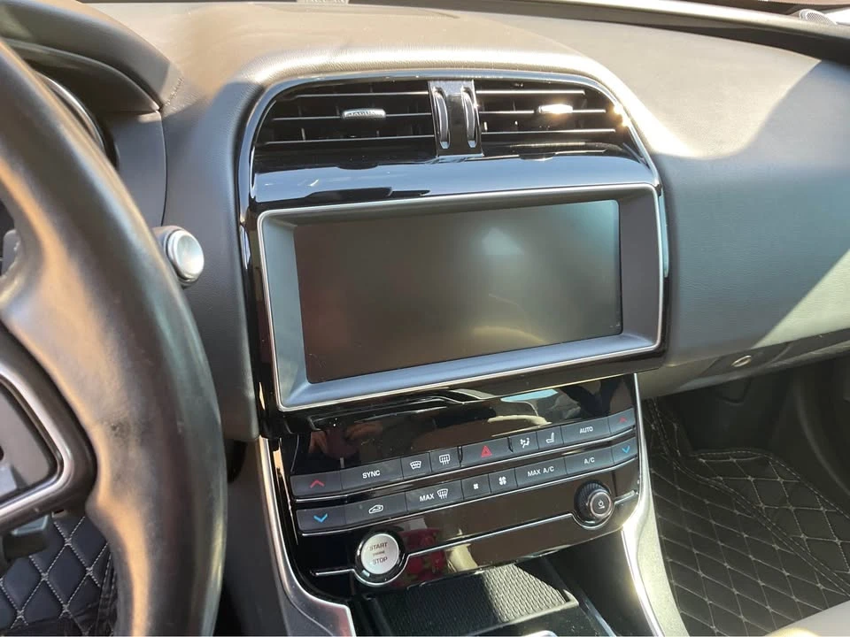 2019 Jaguar XE - Image 8 of 9