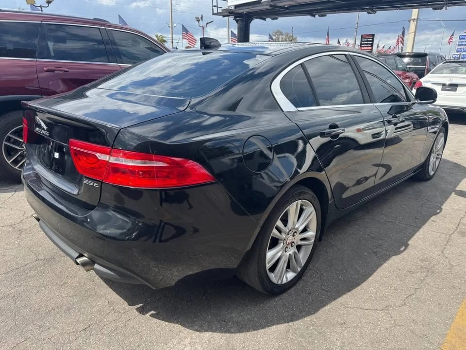 2019 Jaguar XE - Image 5 of 20