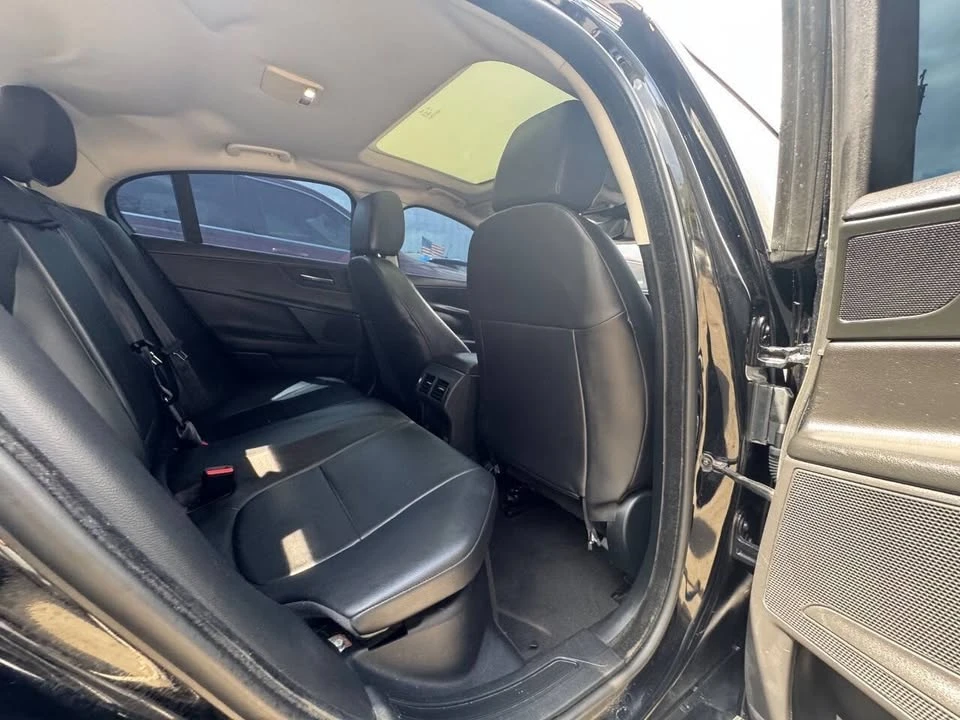 2019 Jaguar XE - Image 17 of 20
