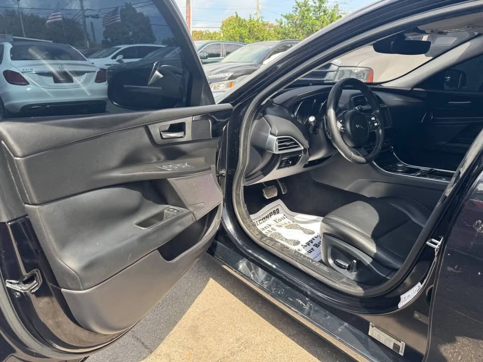 2019 Jaguar XE - Image 8 of 20